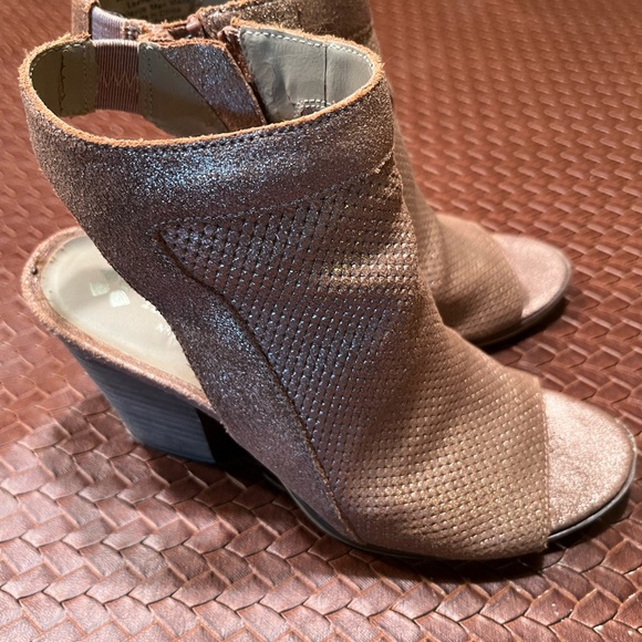 Elegant Women's Naturalizer Peep-Toe Heeled Sandals - Rose Gold - Picture 4 of 6